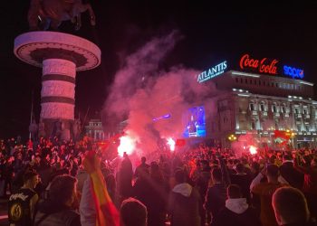 Плоштад Скопје. Прослава после победата над Италија во фудбал. Фото: МИА