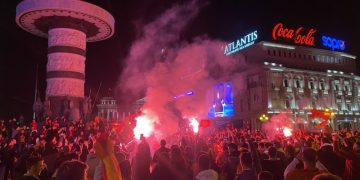 Плоштад Скопје. Прослава после победата над Италија во фудбал. Фото: МИА