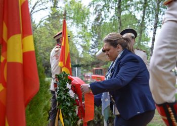 Министерката за одбрана, Славјанка Петровска, им оддаде почит на загинатите кај Вејце, 28 април 2012 (фото: МИА)