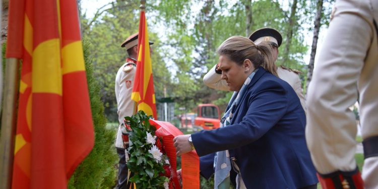 Министерката за одбрана, Славјанка Петровска, им оддаде почит на загинатите кај Вејце, 28 април 2012 (фото: МИА)