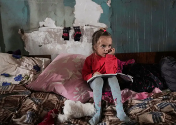 Девојче седи во импровизирано засолниште за бомби во Мариупол, Украина/Evgeniy Maloletka/AP