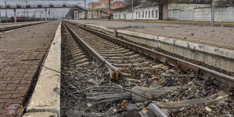 epa09870196 Damaged railway after shelling in the city of Chernihiv, Ukraine, 03 April 2022 (issued 04 April 2022).  Russian troops entered Ukraine on 24 February resulting in fighting and destruction in the country, and triggering a series of severe economic sanctions on Russia by Western countries.  EPA-EFE/NATALIIA DUBROVSKA