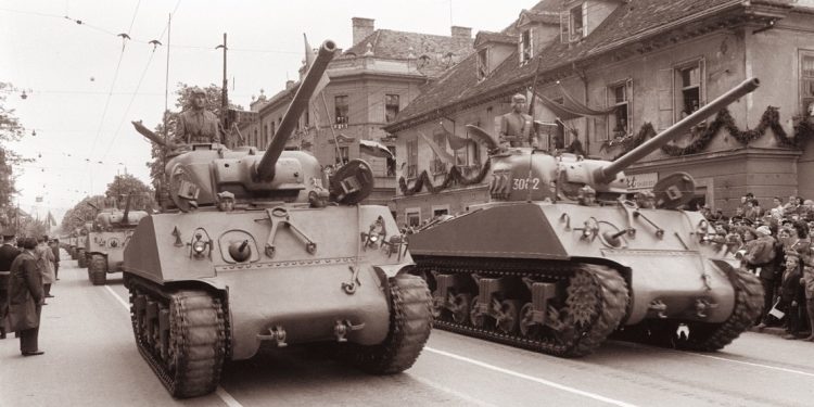 Американските тенкови „Шерман“ на првомајска парада во Љубљана, 1961 година.