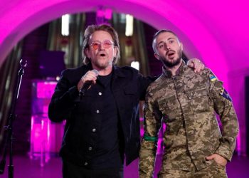 U2 rock band frontman Bono and Ukrainian serviceman, frontman of the Antytila band Taras Topolia sing during a performance for Ukrainian people inside a subway station, as Russia's attack on Ukraine continues, in Kyiv, Ukraine May 8, 2022.  REUTERS/Valentyn Ogirenko