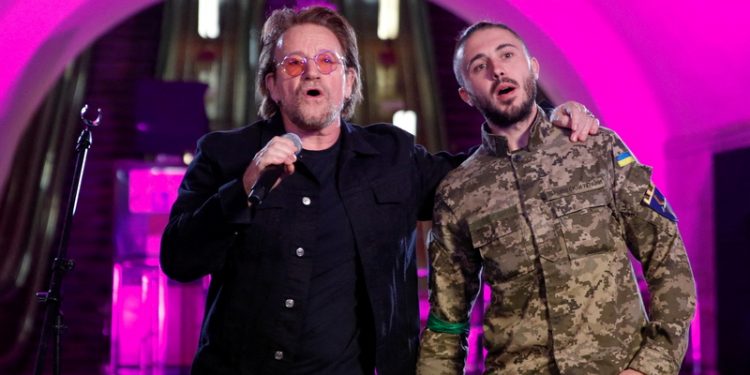 U2 rock band frontman Bono and Ukrainian serviceman, frontman of the Antytila band Taras Topolia sing during a performance for Ukrainian people inside a subway station, as Russia's attack on Ukraine continues, in Kyiv, Ukraine May 8, 2022.  REUTERS/Valentyn Ogirenko