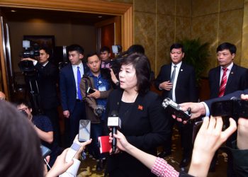 epa07405267 North Korean Vice Minister of Foreign Affairs Choe Son Hui (C) arrives for a press conference at the Melia hotel, following the second US-North Korea summit, in Hanoi, Vietnam, 01 March 2019.  EPA-EFE/STR