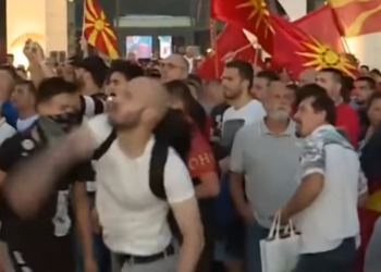 Протести, Скопје, 6 јули 2022 г. Скриншот од аматерска видео снимка, објавена на Фејсбук, не го прикажува лицето што е уапсено.