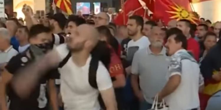 Протести, Скопје, 6 јули 2022 г. Скриншот од аматерска видео снимка, објавена на Фејсбук, не го прикажува лицето што е уапсено.