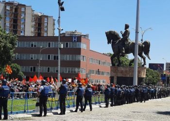 Протести пред Собрани. 5 јули 2022 година. Фото: Фронтлајн