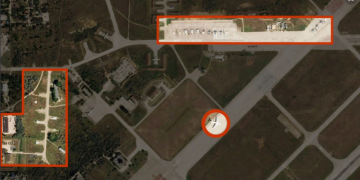 Сателитска снимка на Planet Labs PBC покажува руски авиони во воздухопловната база Саки на окупираниот Крим, неколку часа пред експлозиите на 9 август.