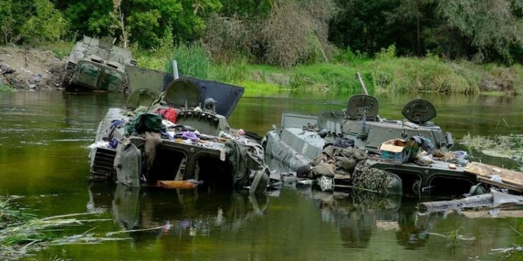 Напуштени руски тенкови во Украина. Фото: Укринформ