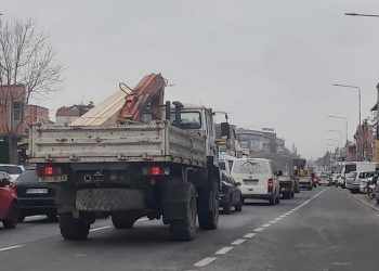 Сообраќаен метеж утрово имаше и на булеварот „Никола Карев“ (Пластичарска). Фото: Мета.мк