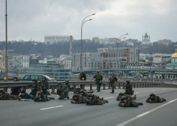 Војниците на украинската национална гарда заземаат позиции во центарот на Киев, откако Русија започна масовна воена операција против Украина, 25 февруари 2022 година. 
REUTERS/Глеб Гаранич