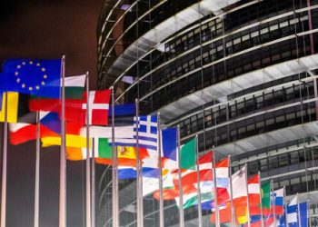 ARCHIV - 31.01.2020, Frankreich, Straßburg: Die Flaggen der europäischen Mitgliedsstaaten wehen vor dem Gebäude des Europäischen Parlaments in Strasbourg. Das EU-Parlament steht im Fokus umfangreicher Korruptionsermittlungen belgischer Ermittler. Foto: Philipp von Ditfurth/dpa +++ dpa-Bildfunk +++