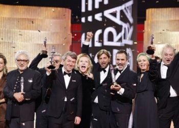 Филмот на Остлунд освои за најдобар филм, режисер и сценарис и за најдобар актер за Златко Буриќ од Хрватска; - Остлунд со другите добитници. (Фото: ЕФА)