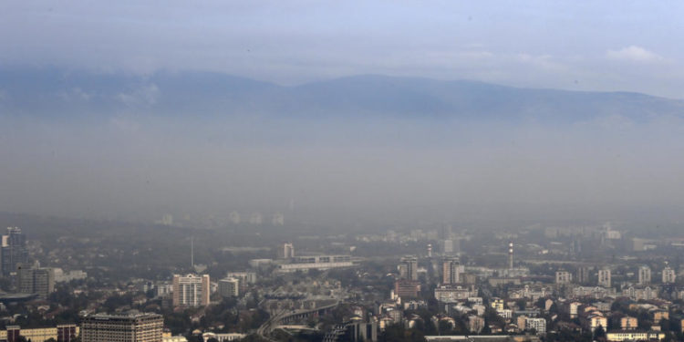 Загадување на воздухот во Скопје/Фото: EPA-EFE/GEORGI LICOVSKI