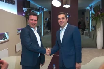 Pрвото поздравување на Заев и Ципрас во Давос 2018 година.