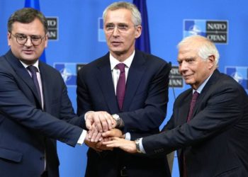 Од лево, министерот за надворешни работи на Украина, Дмитро Кулеба, генералниот секретар на НАТО, Јенс Столтенберг и шефот за надворешна политика на ЕУ, Жозеп Борел, во седиштето на НАТО во Брисел, 21 февруари 2023 година.