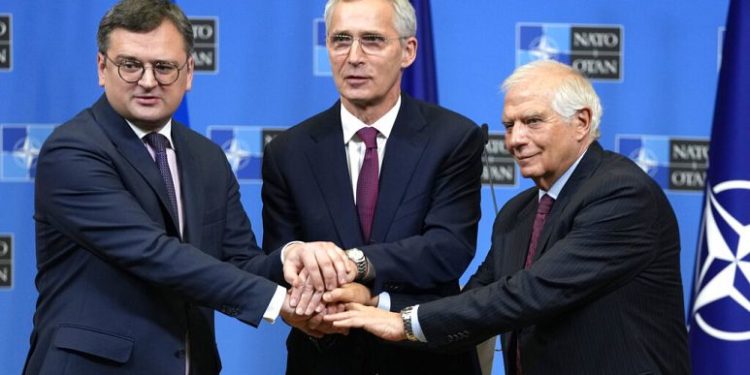Од лево, министерот за надворешни работи на Украина, Дмитро Кулеба, генералниот секретар на НАТО, Јенс Столтенберг и шефот за надворешна политика на ЕУ, Жозеп Борел, во седиштето на НАТО во Брисел, 21 февруари 2023 година.