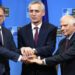 Од лево, министерот за надворешни работи на Украина, Дмитро Кулеба, генералниот секретар на НАТО, Јенс Столтенберг и шефот за надворешна политика на ЕУ, Жозеп Борел, во седиштето на НАТО во Брисел, 21 февруари 2023 година.