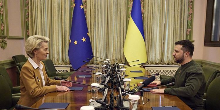 Претседателката на Европската комисија Урсула Фон дер Лајен и украинскиот претседател Володимир Зеленски