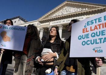 Шпанија усвои нов закон кој им дозволува на луѓето да го менуваат полот од 16-годишна возраст / OSCAR DEL POZO/AFP