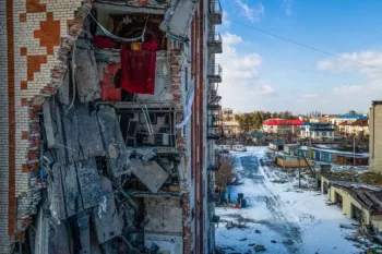Оваа воздушна фотографија покажува оштетена станбена зграда во градот Лиман, Доњецка област, на 22 февруари 2023 година, среде сеопфатната војна на Русија против Украина. (Фото: Ихор Ткачов/АФП)