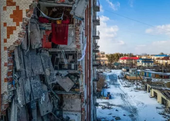 Оваа воздушна фотографија покажува оштетена станбена зграда во градот Лиман, Доњецка област, на 22 февруари 2023 година, среде сеопфатната војна на Русија против Украина. (Фото: Ихор Ткачов/АФП)