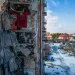 Оваа воздушна фотографија покажува оштетена станбена зграда во градот Лиман, Доњецка област, на 22 февруари 2023 година, среде сеопфатната војна на Русија против Украина. (Фото: Ихор Ткачов/АФП)