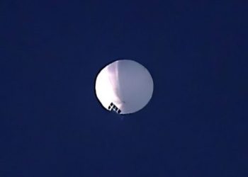 Фото: Сомнителен кинески балон на висока надморска височина лебди над Билингс, Монтана во среда, 1 февруари 2023 година. (Лари Мајер/Билингс весник преку АП)