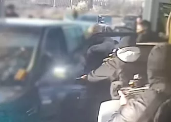 Снимка од екран од апсењето на две лица од скопско Арачиново, во чие возило полициски службеници откриле 35 килограми марихуана, во вредност од 100.000 евра.