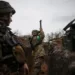 Фото: Getty Images - Украински пешак од 57-та одделна моторизирана пешадиска бригада, „Отаман Кост Хордиенко“, користи перископ во ровот во близина на Бахмут