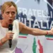 Џорџа Мелони со транспарент на нејзината партија Браќа од Италија - многумина истакнаа дека симболот на пламенот се враќа на фашистичкото потекло на партијатаИпа/Сипа /Пјеро ТЕНАГЛИ