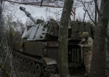 Украински војник се подготвува да пука со самоодна хаубица М109 од американско производство.  Фото: Маурицио Лима / Њујорк Тајмс