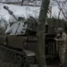 Украински војник се подготвува да пука со самоодна хаубица М109 од американско производство.  Фото: Маурицио Лима / Њујорк Тајмс