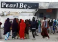 Жители се собираат пред ресторанот Перл Бич по екстремистичкиот напад извршен од Ал Шабаб на плажата Лидо во Могадишу, Сомалија, 10 јуни 2023 година. (Foto: REUTERS)