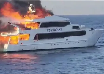Тројца британски туристи се исчезнати, а 12 се спасени откако денеска се запали моторен брод во близина на египетскиот брег на Црвеното Море, соопштија египетски претставници и безбедносни извори, пренесоа британските медиуми./Фото:Принтскрин Твитер
