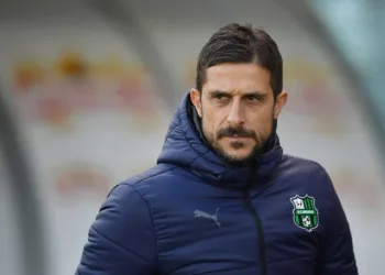 TURIN, ITALY - JANUARY 23:  US Sassuolo head coach Alessio Dionisi looks on during the Serie A match between Torino FC and US Sassuolo at Stadio Olimpico di Torino on January 23, 2022 in Turin, Italy.  (Photo by Valerio Pennicino/Getty Images)