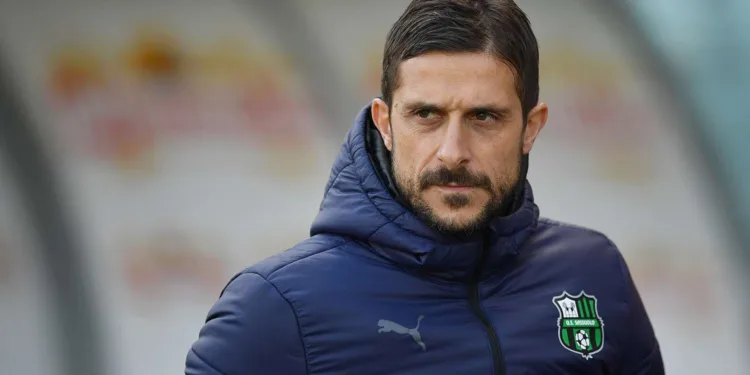 TURIN, ITALY - JANUARY 23:  US Sassuolo head coach Alessio Dionisi looks on during the Serie A match between Torino FC and US Sassuolo at Stadio Olimpico di Torino on January 23, 2022 in Turin, Italy.  (Photo by Valerio Pennicino/Getty Images)