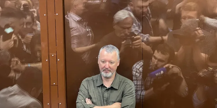 Рускиот националистички критичар на Кремљ и поранешен воен командант Игор Гиркин, познат и како Игор Стрелков, обвинет за поттикнување екстремистичка активност, седи во стаклен затворен простор пред судското рочиште во Москва, Русија, на 21 јули 2023 година (Photo: Reuters)