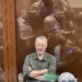 Рускиот националистички критичар на Кремљ и поранешен воен командант Игор Гиркин, познат и како Игор Стрелков, обвинет за поттикнување екстремистичка активност, седи во стаклен затворен простор пред судското рочиште во Москва, Русија, на 21 јули 2023 година (Photo: Reuters)