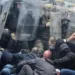 Фото: Учесник во немирите идентификуван како полицаец од Србија/ Твитер