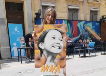 Нина со постерот од Зоран Кардула. Фото: фејсбук профил на Кардула