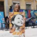 Нина со постерот од Зоран Кардула. Фото: фејсбук профил на Кардула