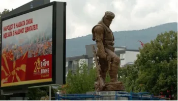 Фотографија од споменикот на „Ќосето“ со партиски билборд на ВМРО-ДПМНЕ