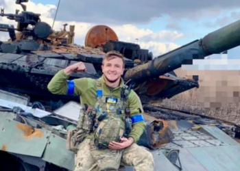 Украинска борец на територијалната одбрана со уништен руски тенк пред Авдиивка Фото: Украински територијални одбрамбени сили