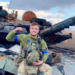 Украинска борец на територијалната одбрана со уништен руски тенк пред Авдиивка Фото: Украински територијални одбрамбени сили