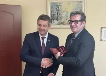 Заменик министерот за надворешни работи на Украина, Јевген Перебијнис му го врачи Орденот за заслуги од Зеленски на Џабир Дерала