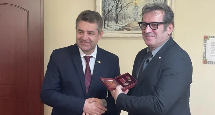Заменик министерот за надворешни работи на Украина, Јевген Перебијнис му го врачи Орденот за заслуги од Зеленски на Џабир Дерала