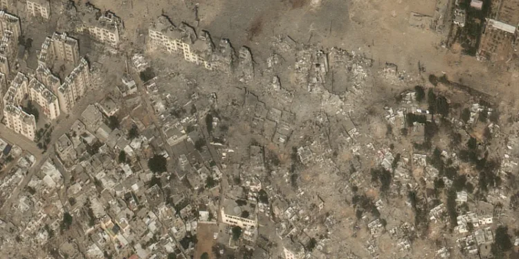 Оштетување на згради и објекти по бомбардирањето во населбата Избат Беит Ханун во северна Газа/ Satellite Image / Maxar Technologies via AP